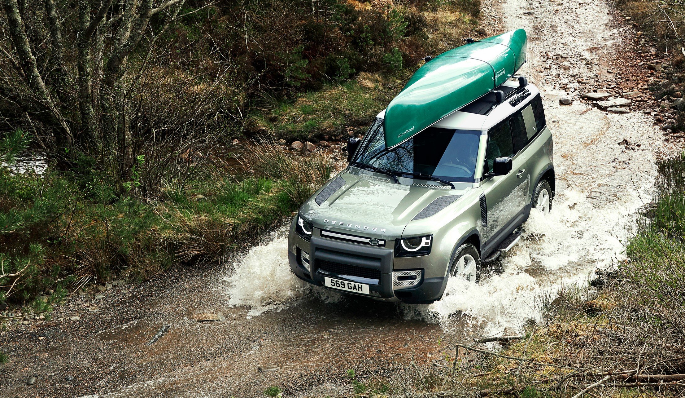 Land Rover defender 90 kayak water