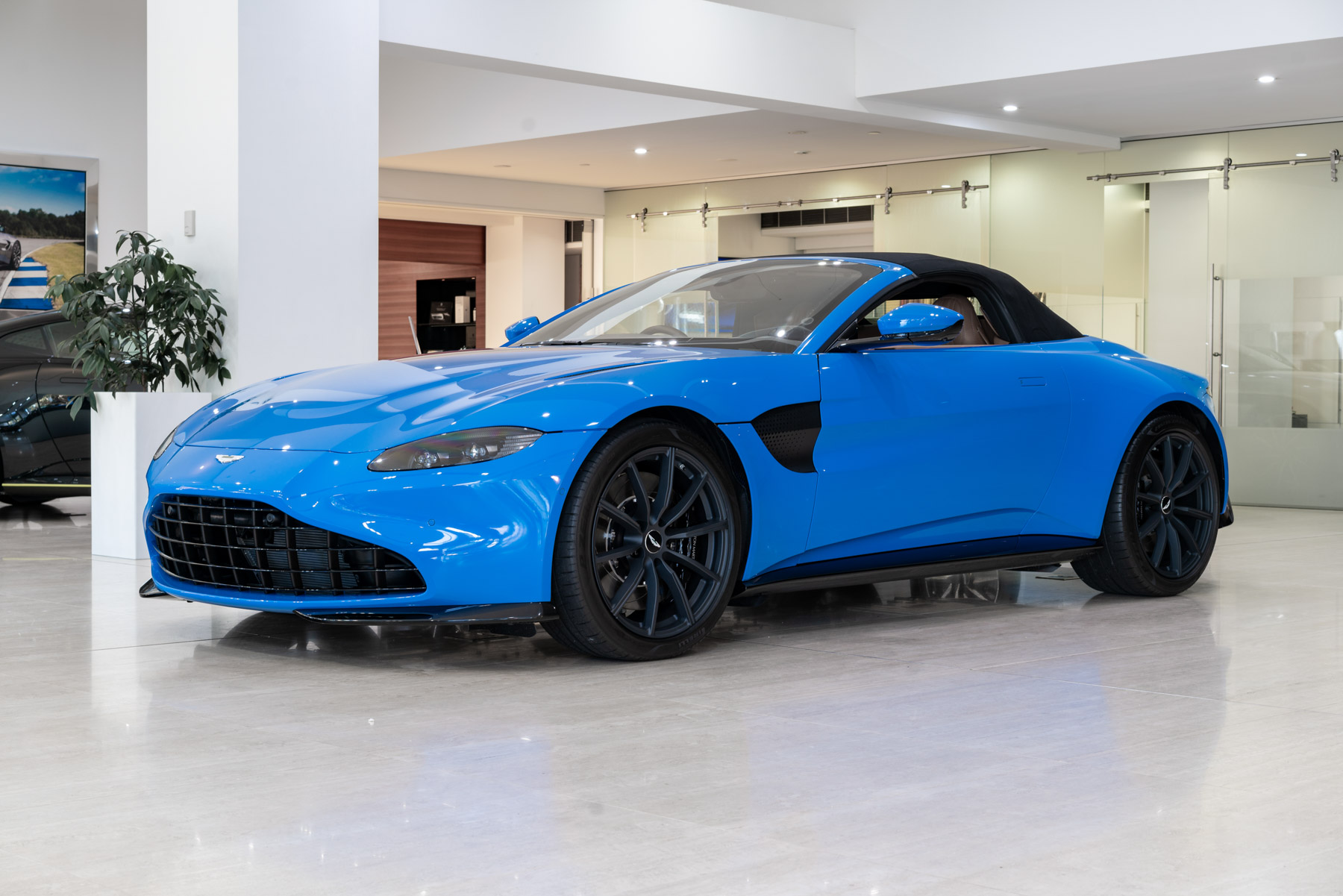 aria-label="Aston Martin Vantage Roadster 28"
