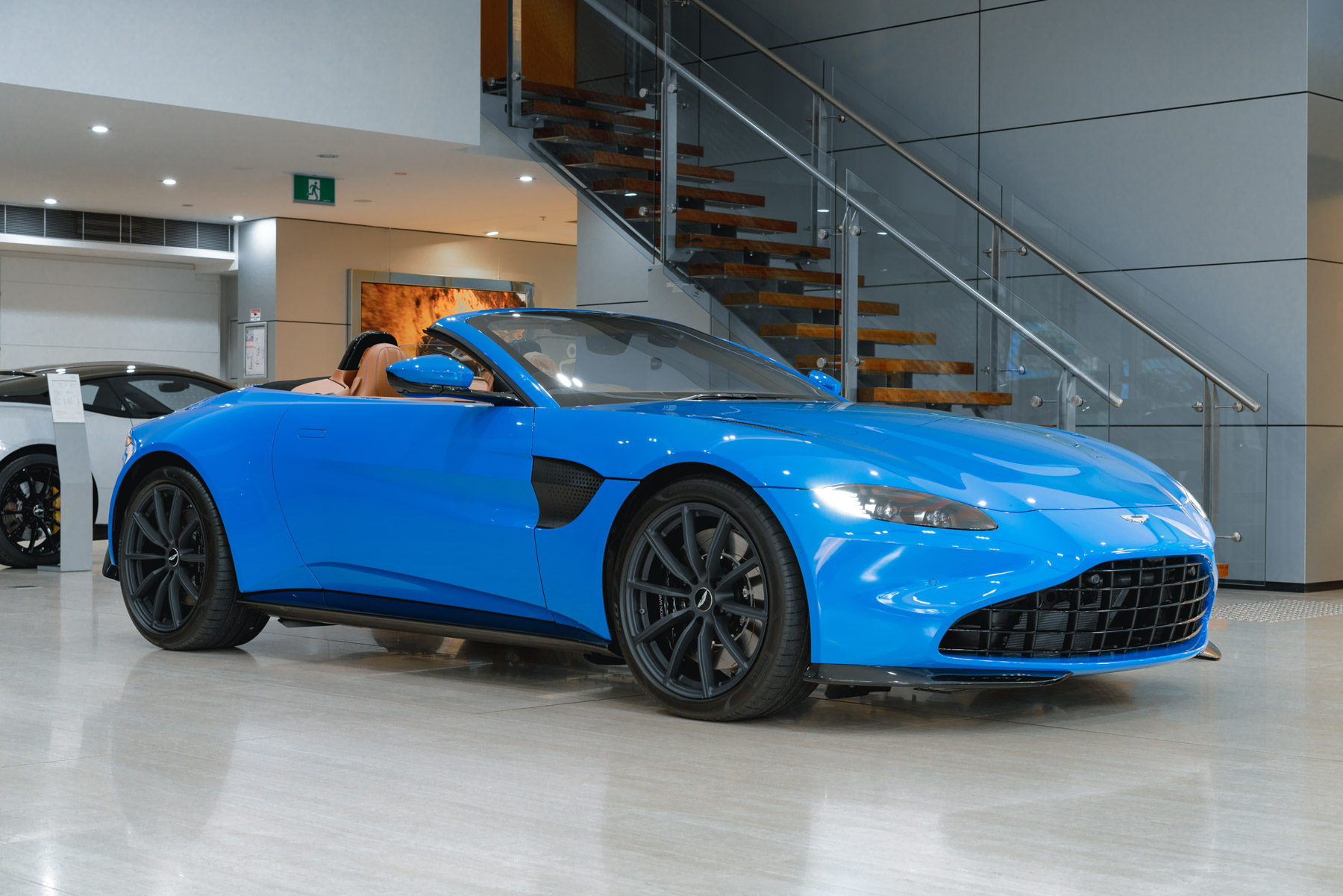 aria-label="Aston Martin Vantage Roadster 4"