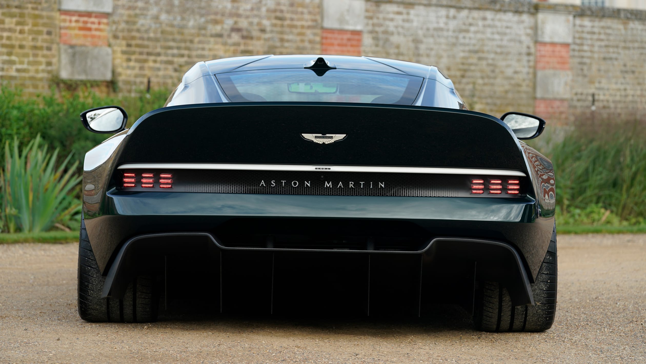 Aston Martin Victor 18