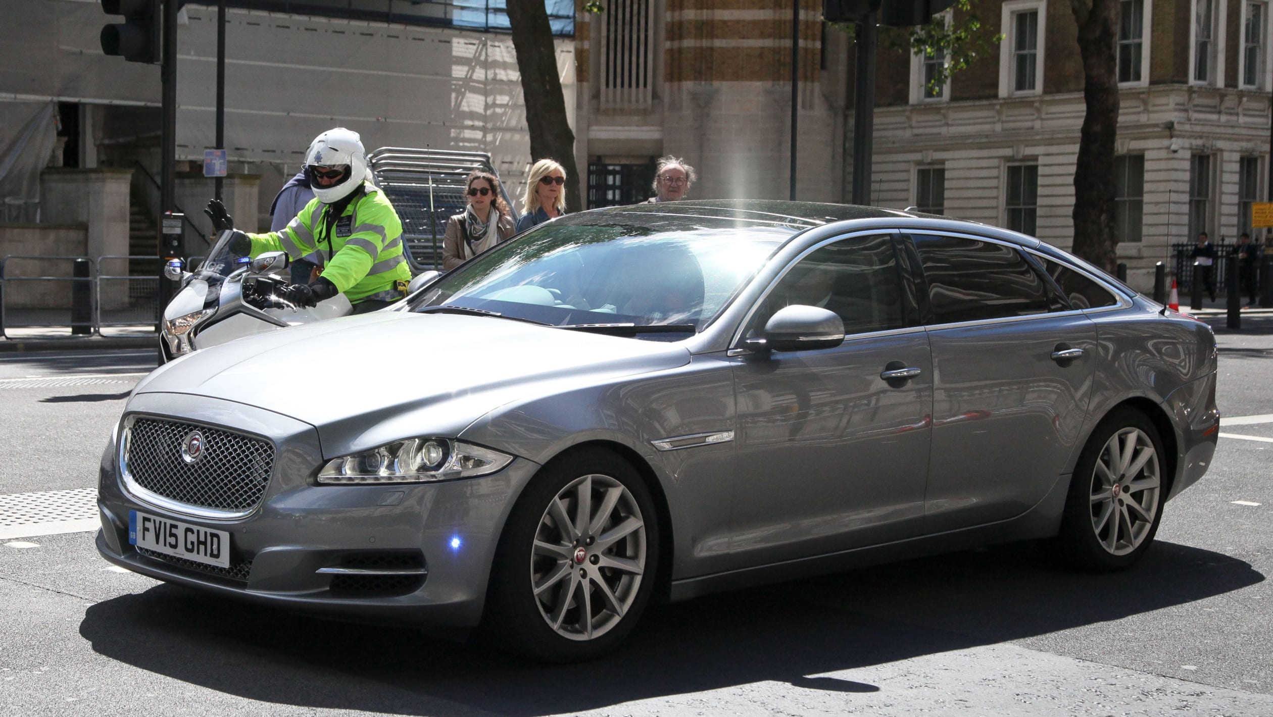 Uk prime. Ягуар премьер министра Великобритании. Jaguar XJ Sentinel. Автомобиль премьер министра Великобритании. Премьер министр машина.