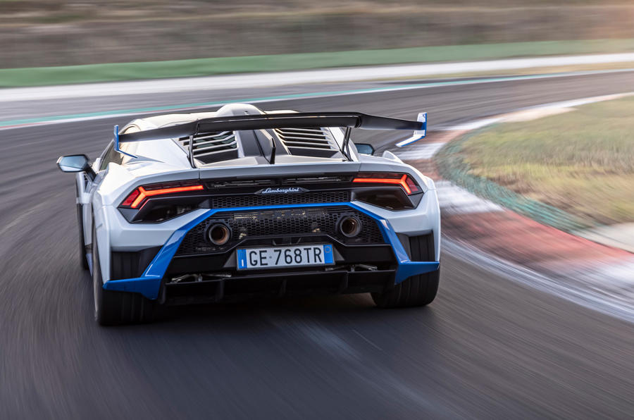 aria-label="Lamborghini Huracan EVO 2021 review 11"