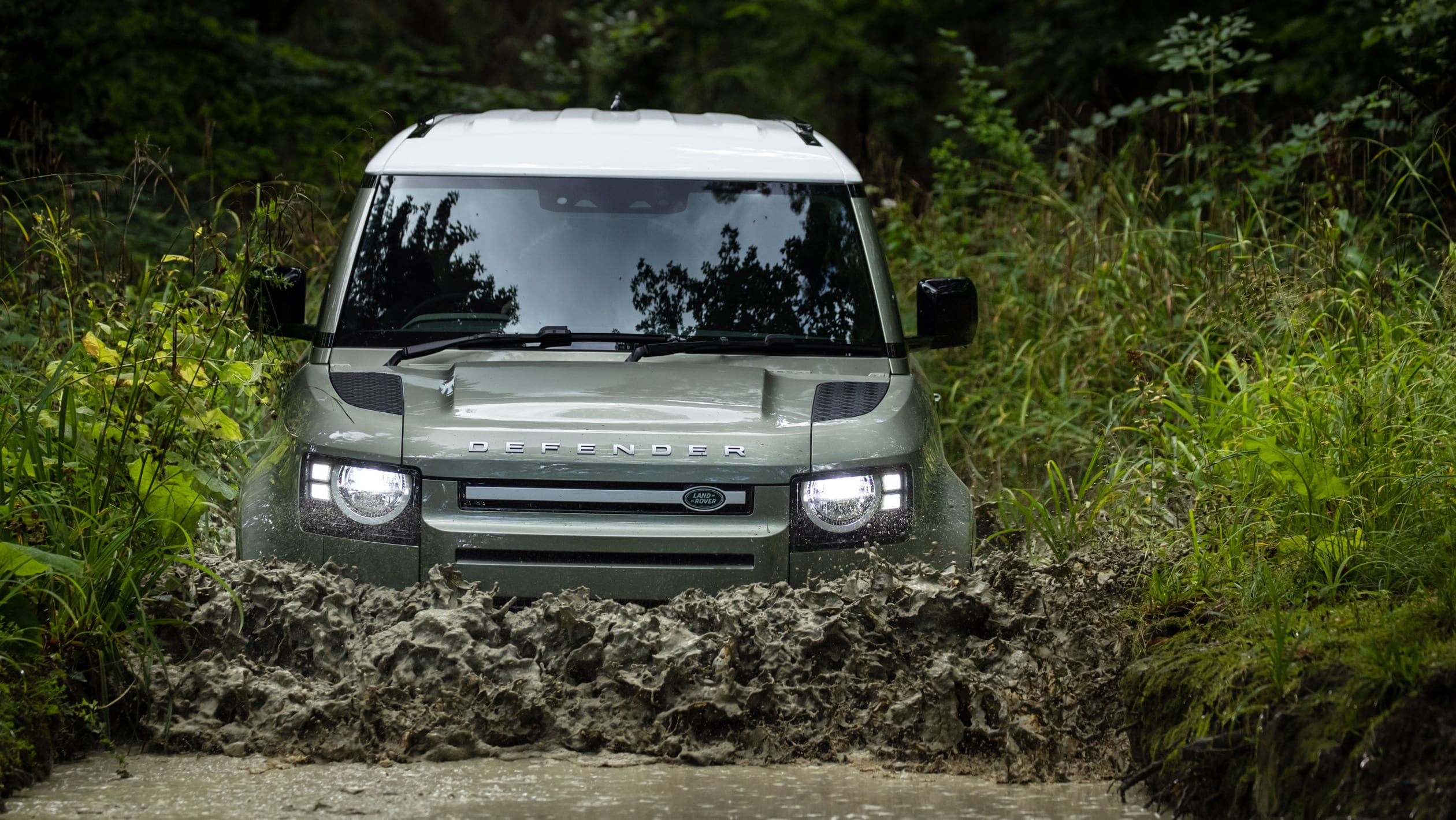 Land Rover Defender PHEV 2021 8