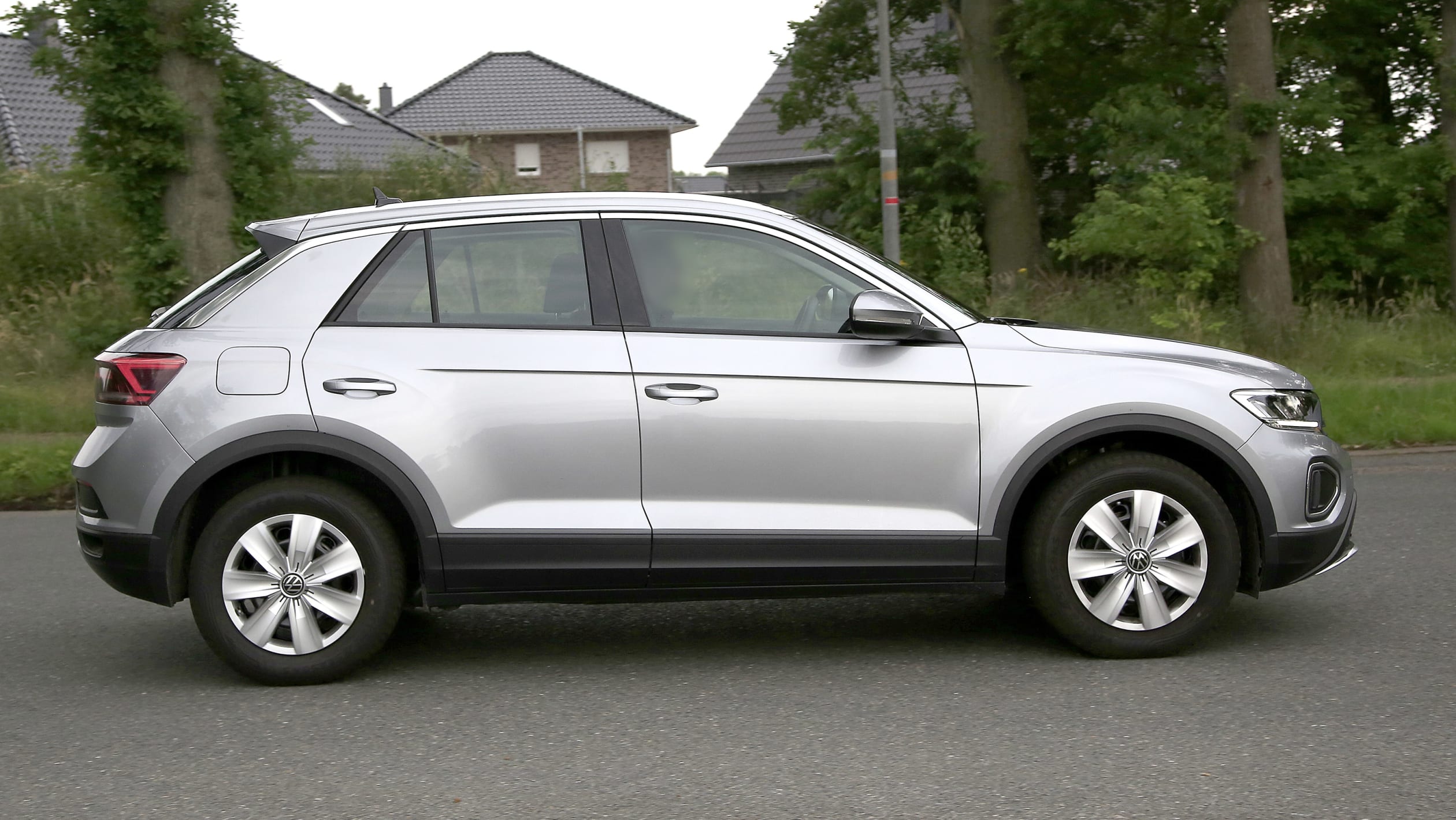 Volkswagen T Roc facelift spyshots 4
