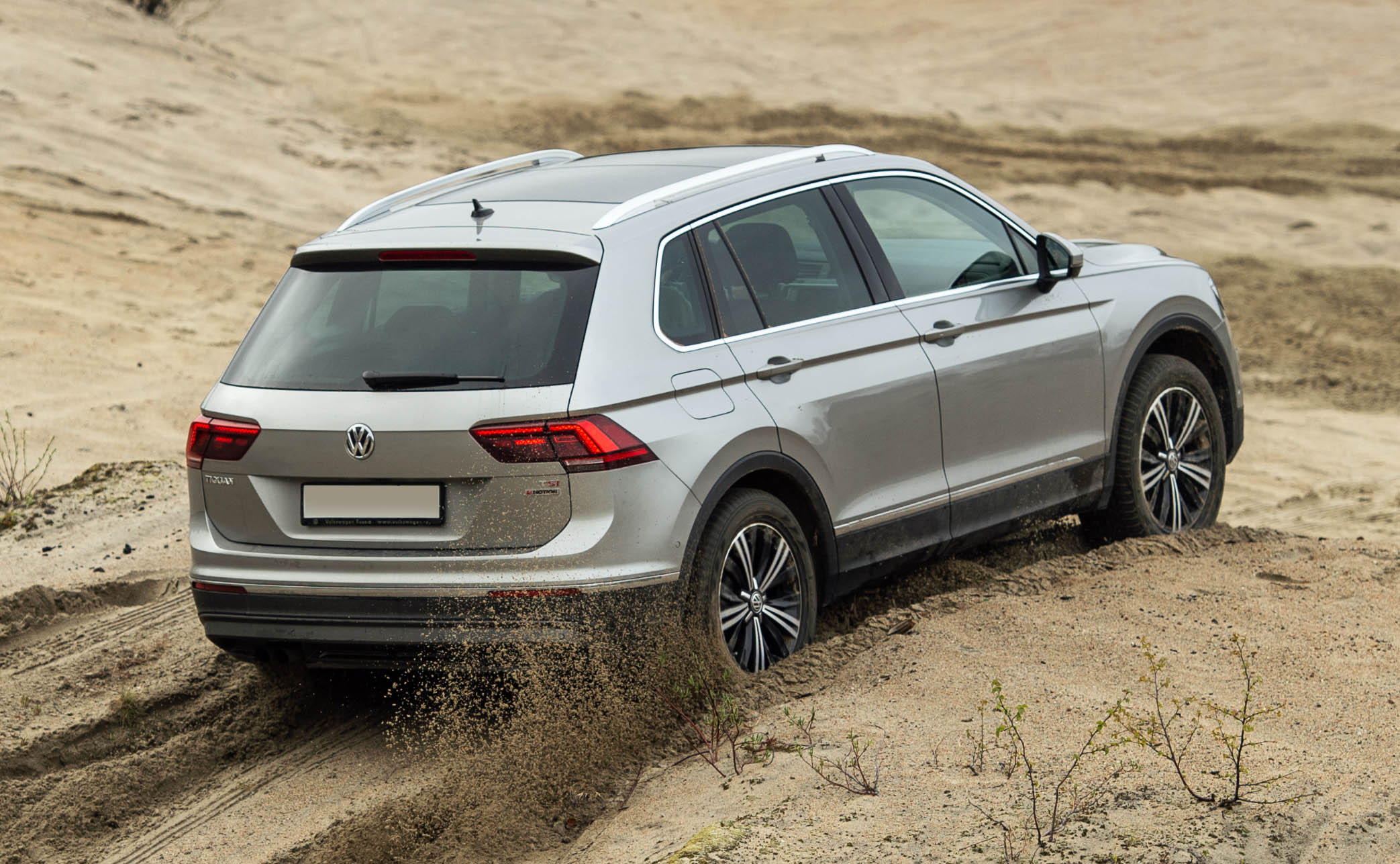 aria-label="vw tiguan in sand 4motion"
