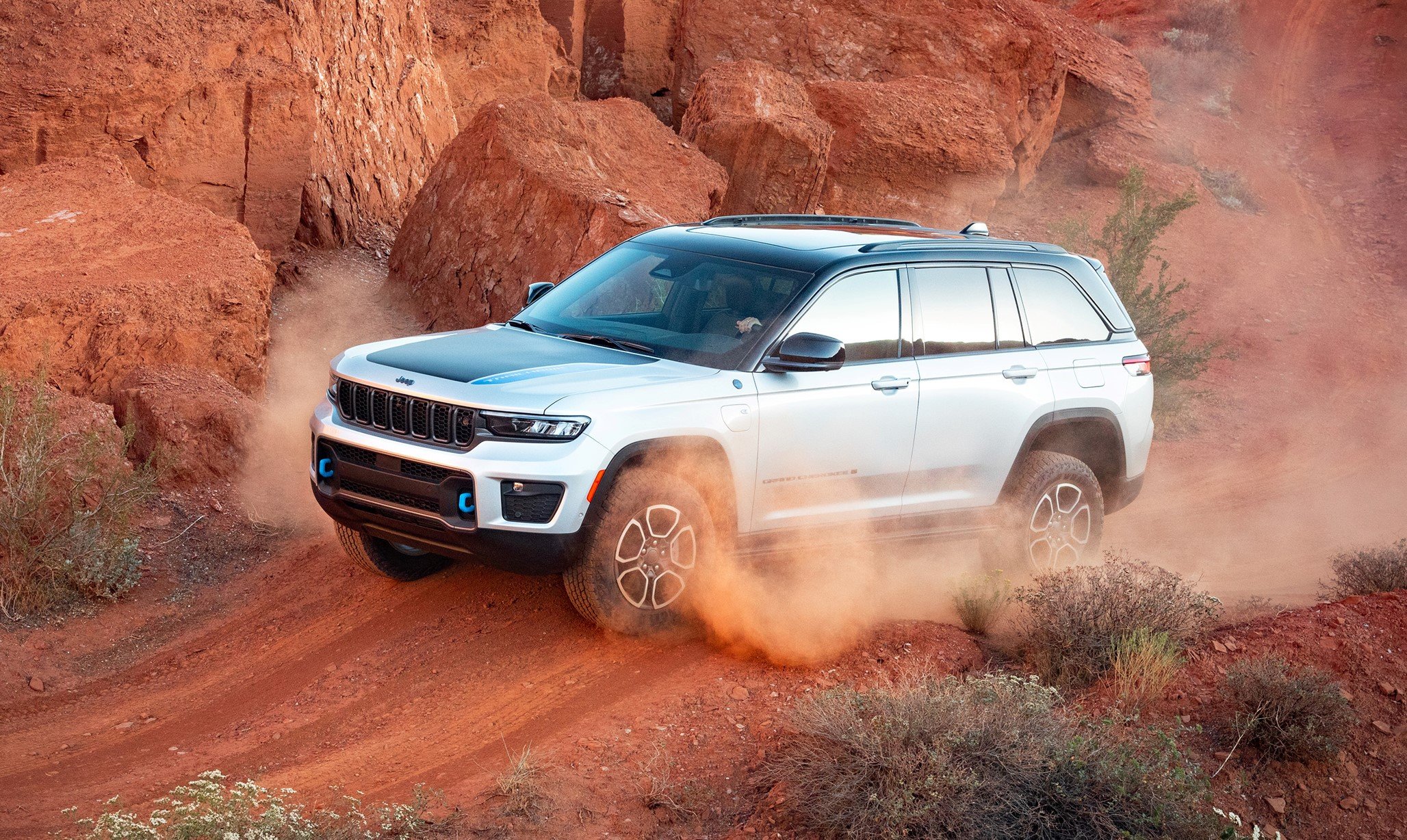 2022 Jeep Grand Cherokee 4xe offroad front