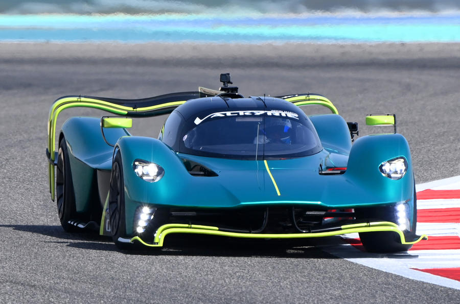 Aston Martin Valkyrie синего цвета