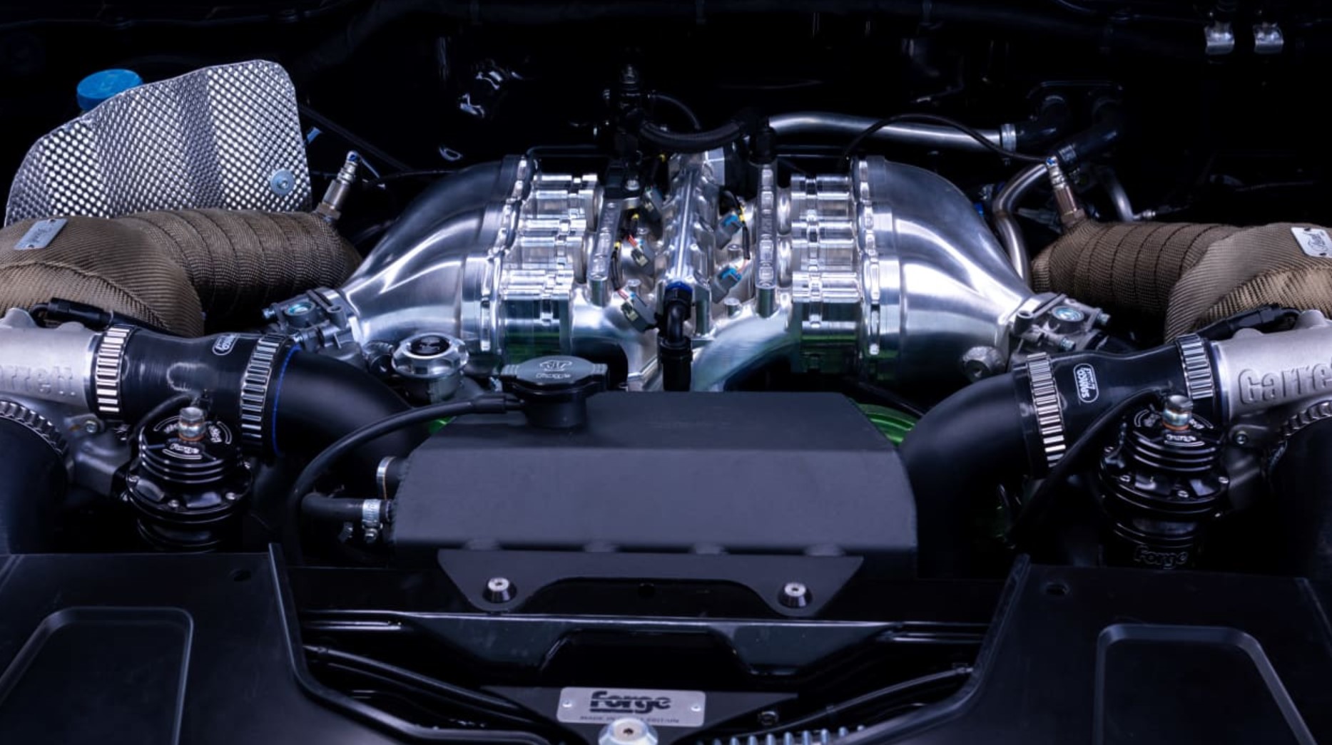 Nissan Navara R GT R engine 9