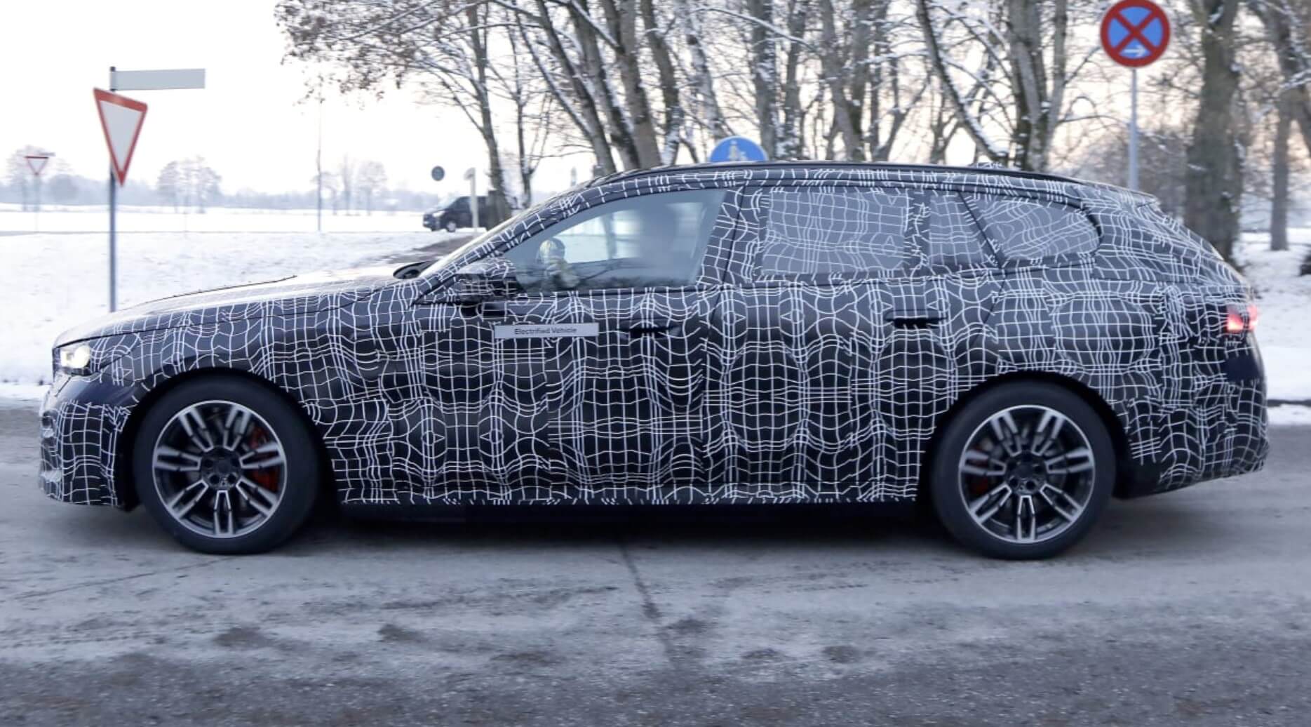 aria-label="BMW i5 wagon Touring spy pics 3"