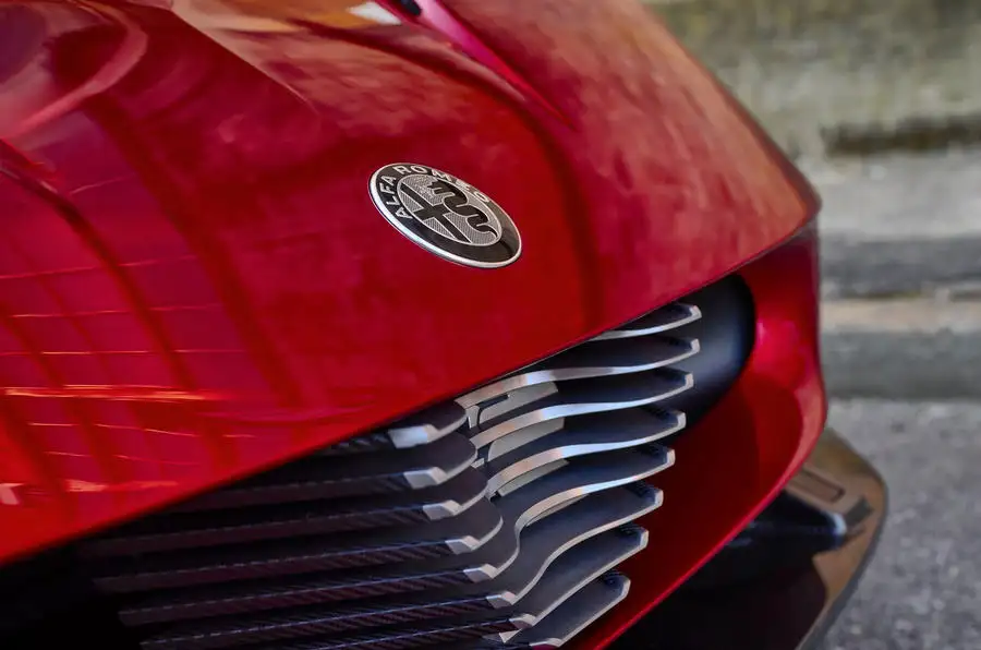aria-label =“ 2023 Alfa Romeo 33 Stradale徽章闭幕”